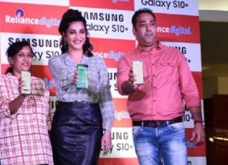 Reliance Ropes in Bollywood Actress to Launch Samsung Galaxy S10