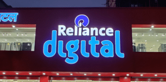 Reliance to Retail Motorola Razr at Price of Rs 1,24,999