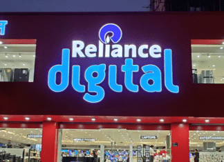 Reliance to Retail Motorola Razr at Price of Rs 1,24,999